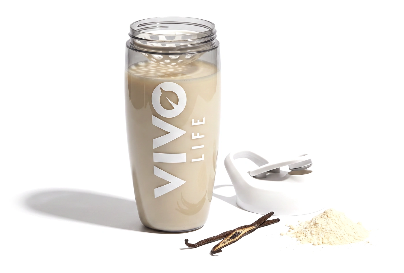 Clean Protein waniliowy przygotowany w shakerze Eco Zen, obok proszek i laski wanilii