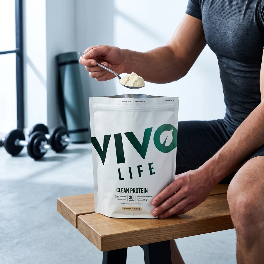 Krok 1: odmierz porcję 30 g Clean Protein na ławce treningowej