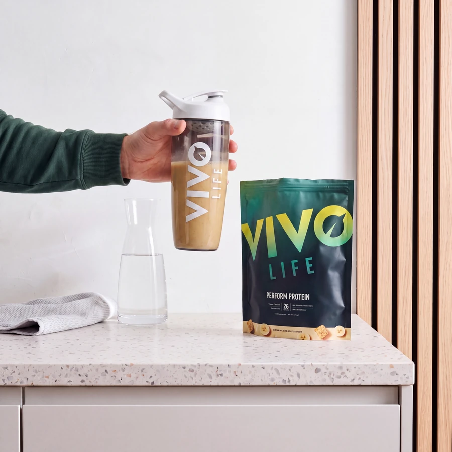 Krok 3: zamknięty shaker Vivo Life z gotowym koktajlem PERFORM chleb bananowy w dłoni