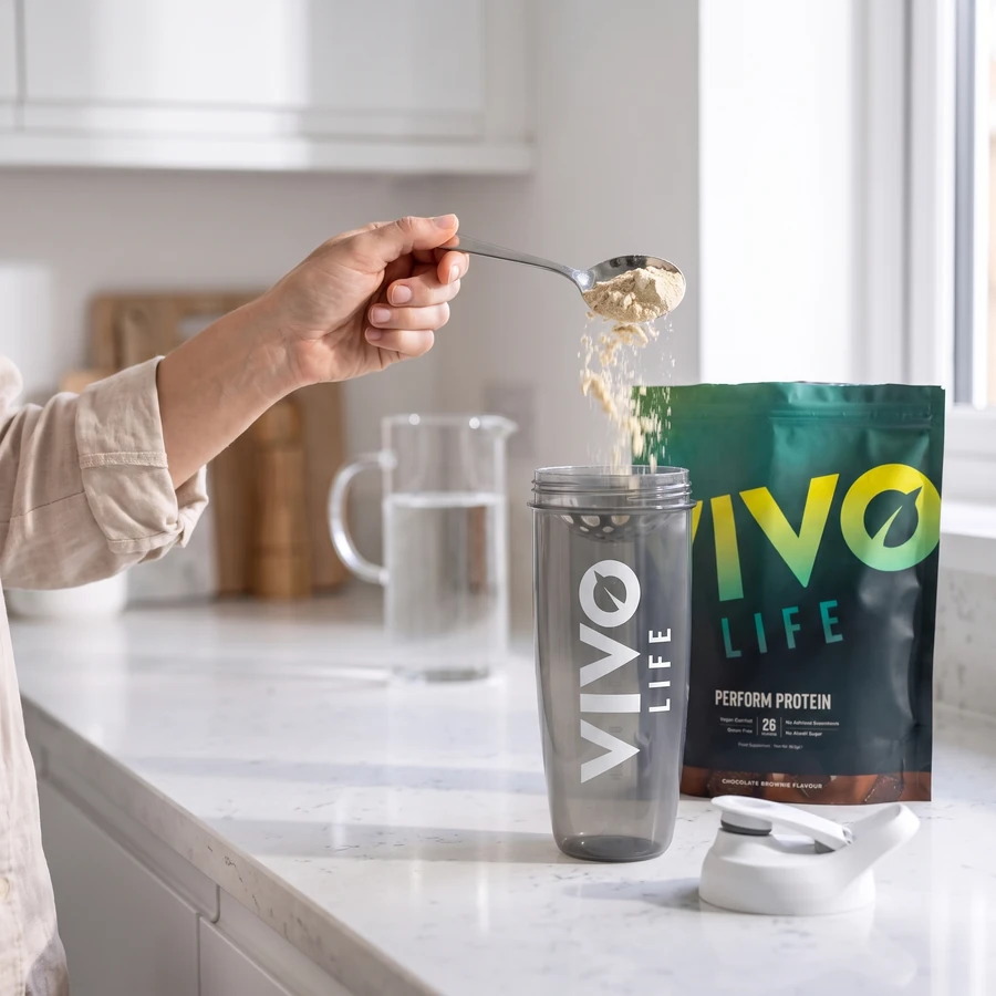 Krok 2: wsypywanie odmierzonej porcji PERFORM czekoladowe brownie z łyżki stołowej do shakera Vivo Life Eco Zen