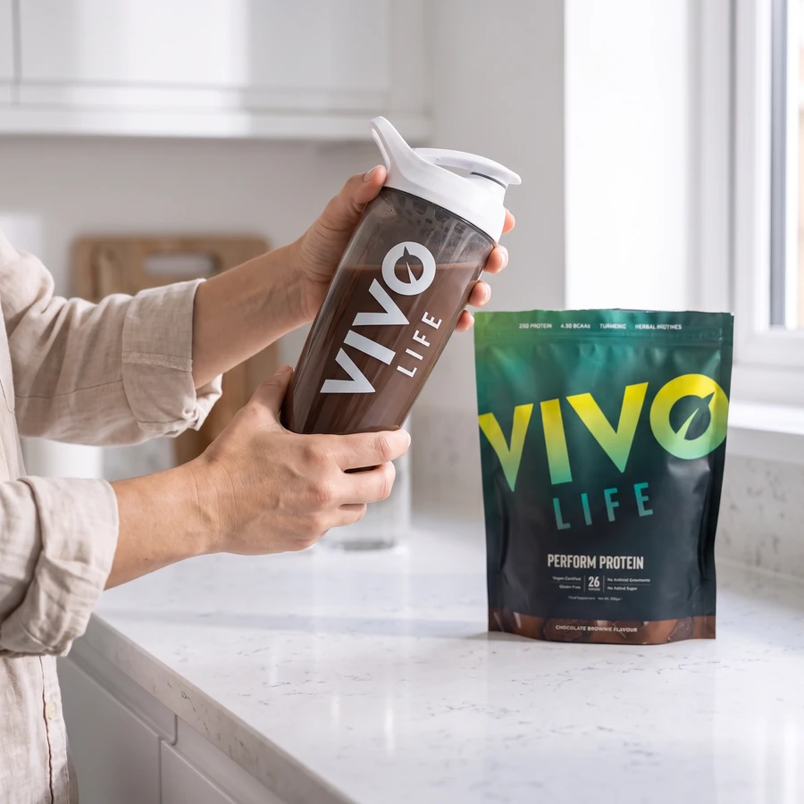 Krok 3: zamknięty shaker Vivo Life Eco Zen w dłoni podczas mieszania porcji PERFORM czekoladowe brownie