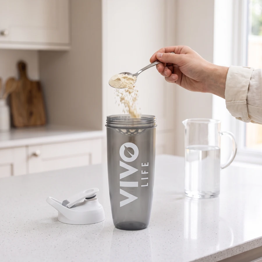 Krok 2: wsypywanie odmierzonej porcji PERFORM z łyżki stołowej do shakera Vivo Life Eco Zen