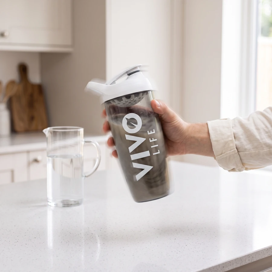 Krok 3: zamknięty shaker Vivo Life Eco Zen w dłoni podczas mieszania porcji PERFORM