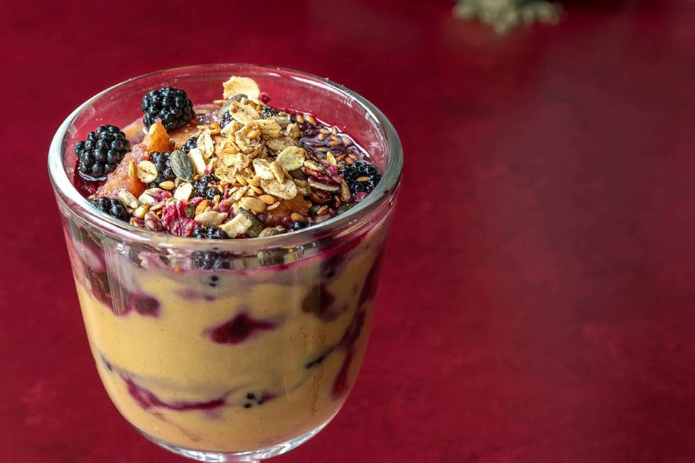 Crumble z jabłkami i jeżynami – prosty przepis na letni deser jak z kawiarni